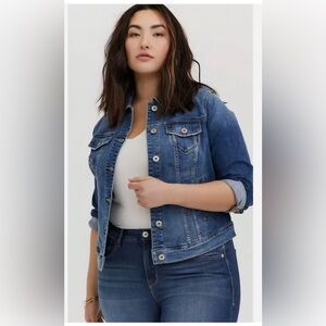 Torrid denim trucker jacket size 4X medium wash casual plus size spring coat